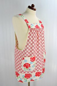 XS to 5X Picnic Roses Pinafore with no ties, relaxed fit smock with pockets, retro farmhouse apron made to order
