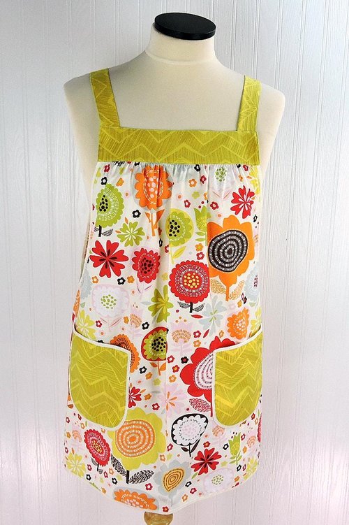 Matilda Floral (green) Pinafore with no ties (straps go straight over the shoulders) relaxed fit smock with pockets fits L/XL/2X, ships fast